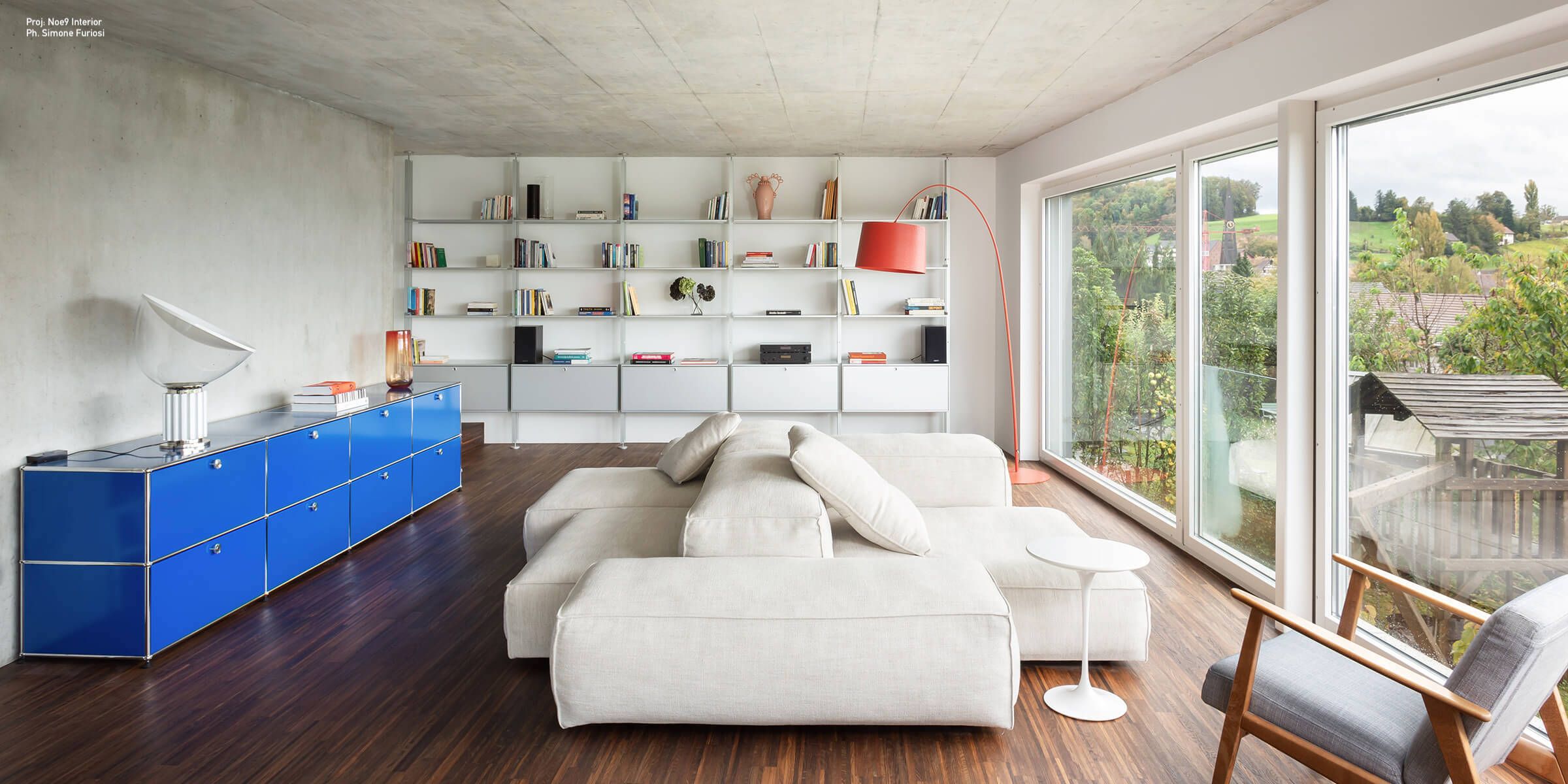 It's the perfect solution for open spaces. The floor-to-ceiling version divides a room while letting light through. The wall-mounted version is lightweight, requires fewer anchor points, and is sturdy. In both cases, the system is double-sided with vertical aluminum uprights.