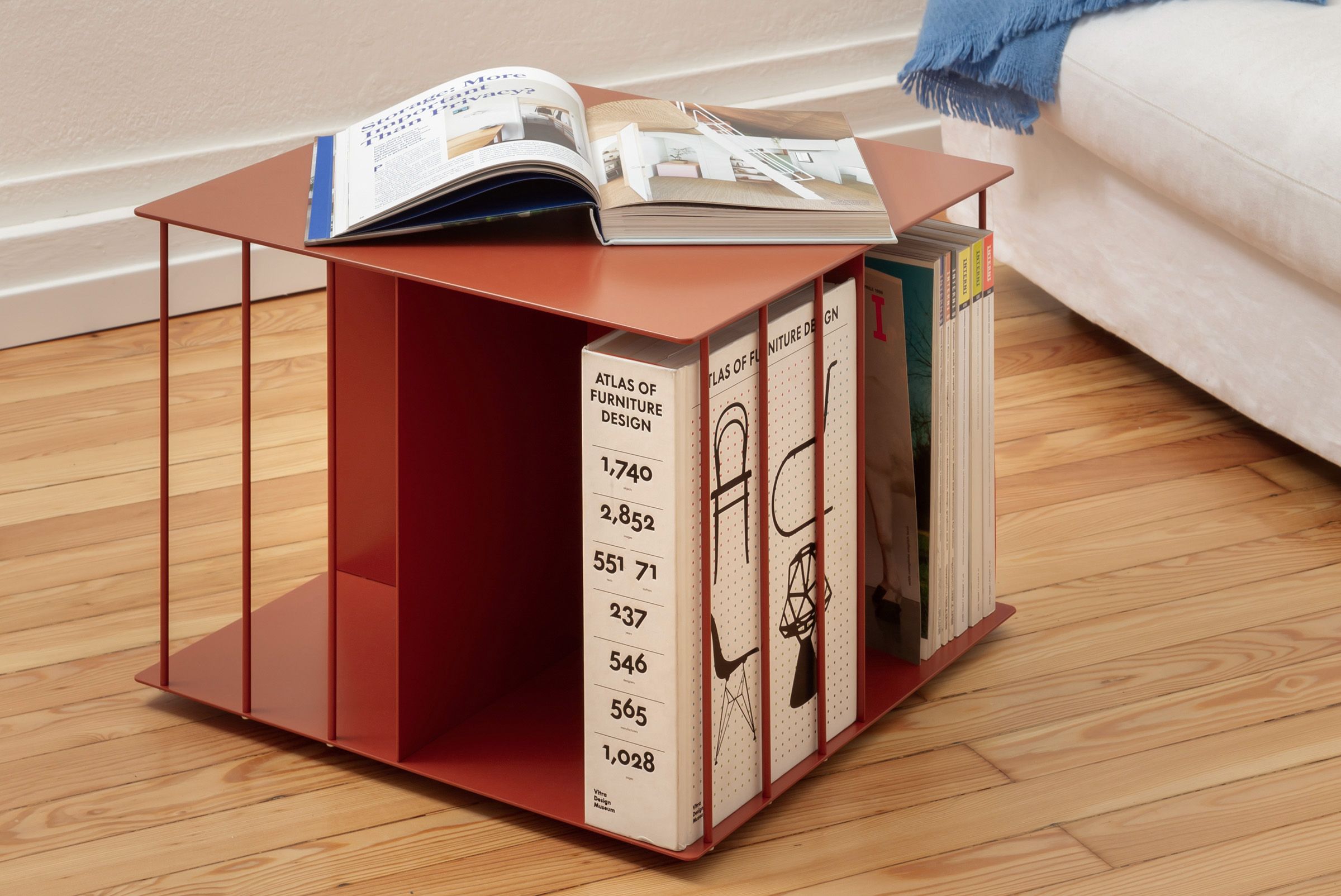 It's the multi-dimensional version of Krossing. Free-standing, it rotates smoothly and doesn't need wall mounting. Made of aluminum – also available in painted finishes – it comes with tubes, shelves and dividers to hold books or small objects.