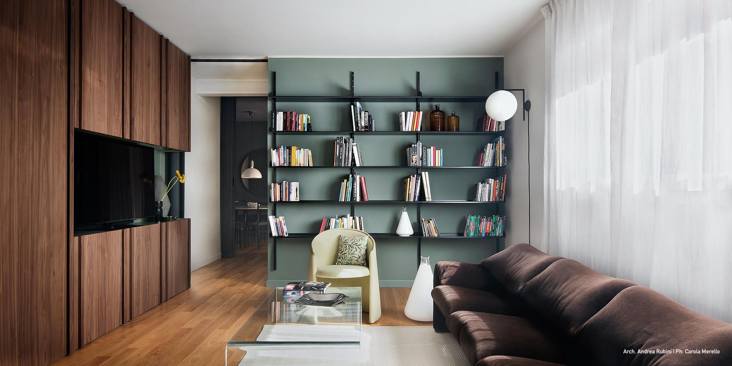 Libreria e molto altro. K1+ è tra i sistemi più apprezzati per estetica e versatilità. I montanti a cremagliera in alluminio costituiscono la struttura portante, che può essere a parete o con piedini; quest'ultima è ideale in caso di pareti in cartongesso. La modularità è la caratteristica principale: si può scegliere liberamente la posizione di tutti gli elementi, come ripiani, scrivanie e contenitori.